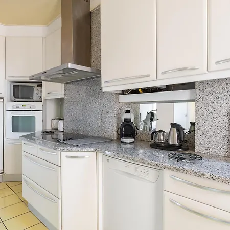 Bright And Spacious Family Nest In Апартаменты